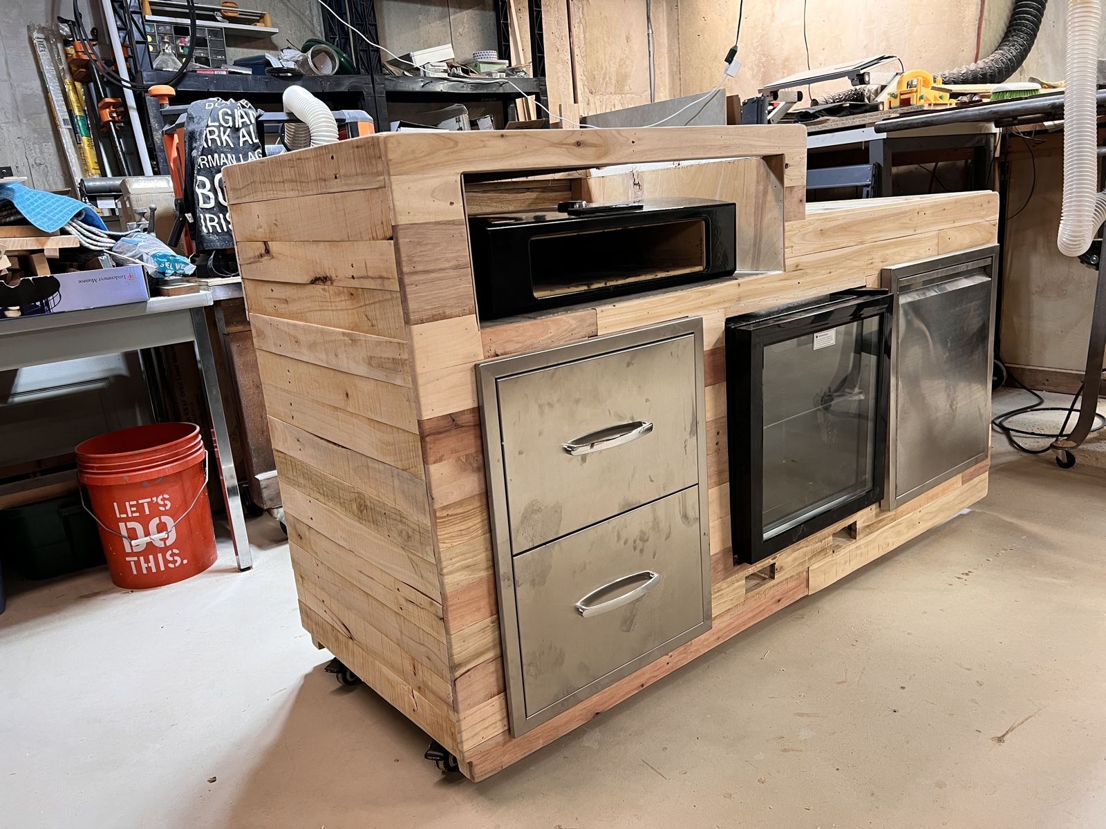 Pizza oven bay and rolling base